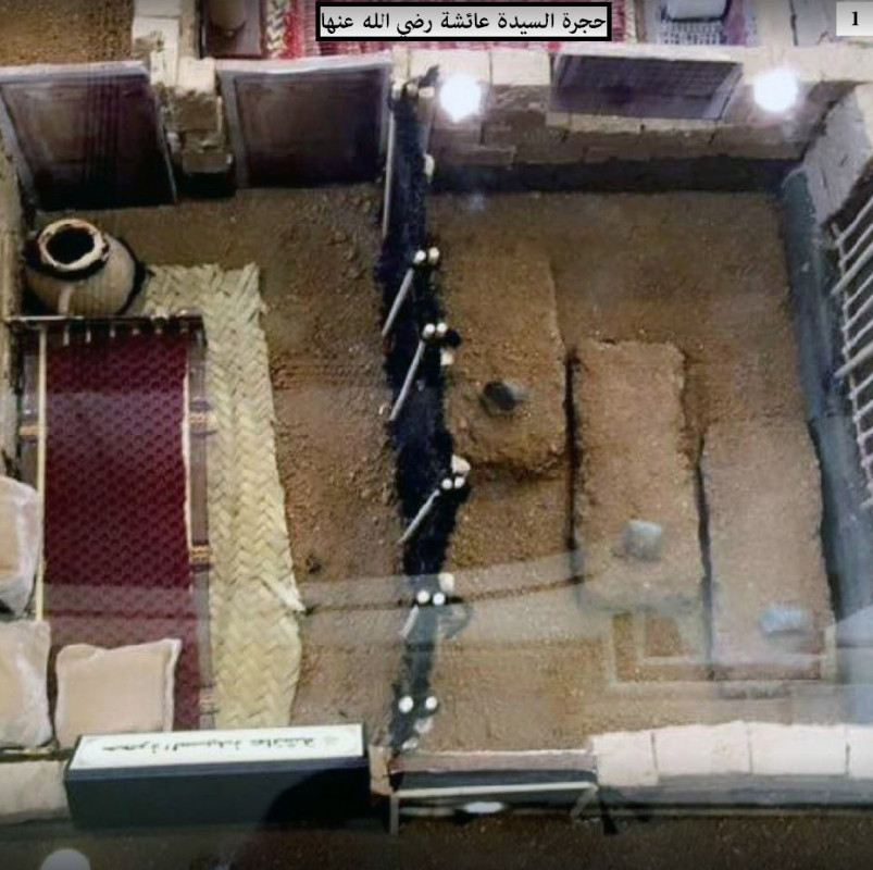 އައިޝަތުގެފާނުގެ ގެކޮޅު \"ދަ ސޭކްރެޑް ޗެމްބަރ\" ގައި އެކަމަނާ ދިރިއުޅުއްވި ބަޔާއި ކީރިތި ރަސޫލާ އާއި ދެ ސަހާބީންގެ ގަބުރުފުޅުތައް އެތުރިފައި ހުރި ގޮތް ކަމަށް ބުނާ މޮޑެލެއްގެ ތަސްވީރެއް