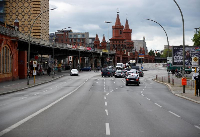 ޖަރުމަނުގެ މަގެއްގެ މަތި ލޭބަރ ޑޭގައި