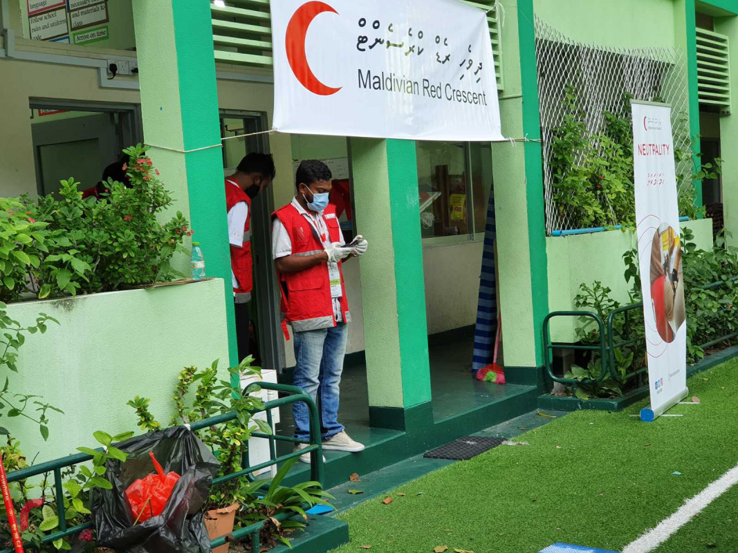 ދިވެހި ރެޑްކްރަސަންޓުން ބިދޭސީންނަށް ކާބޯތަކެތި ފޯރުކޮށްދިނުމަށް ކުރާ މަސައްކަތްތަކުގެ ތެރެއިން - ހާލުގައިޖެހިފައިވާ ބިދޭސީންގެ މައުލޫމާތުތައް އެއްކޮށް، ވަރަށް ފުރިހަމައަށް އެ މައުލޫމާތުތައް ރެޑްކްރެސެންޓުން ބަލަހައްޓާ -- ފޮޓޯ: ރާއްޖެ.އެމްވީ