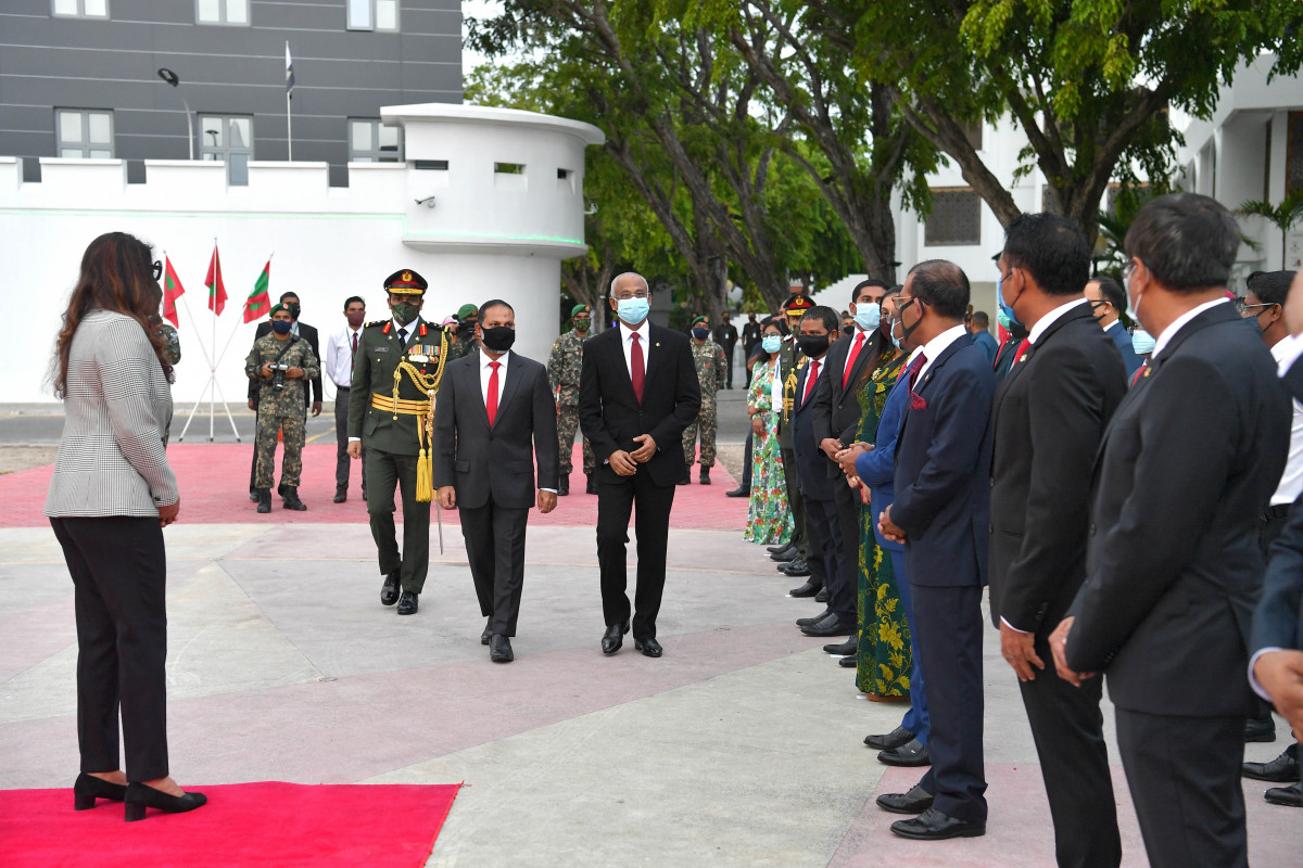 މިނިވަން ދުވަހުގެ ދިދަ ނެގުމުގެ ރަސްމިއްޔާތުގެ ތެރެއިން - ދިވެހިރާއްޖެއަށް ސިޔާސީ ފުރިހަމަ މިނިވަންކަން ލިބުނު އެއްބަސްވުމުގައި ސޮއިކުރެވުނީ 1965 ވަނަ އަހަރުގެ ޖުލައި މަހުގެ 26 ވަނަ ދުވަހު - ފޮޓޯ: ރައީސް އޮފީސް