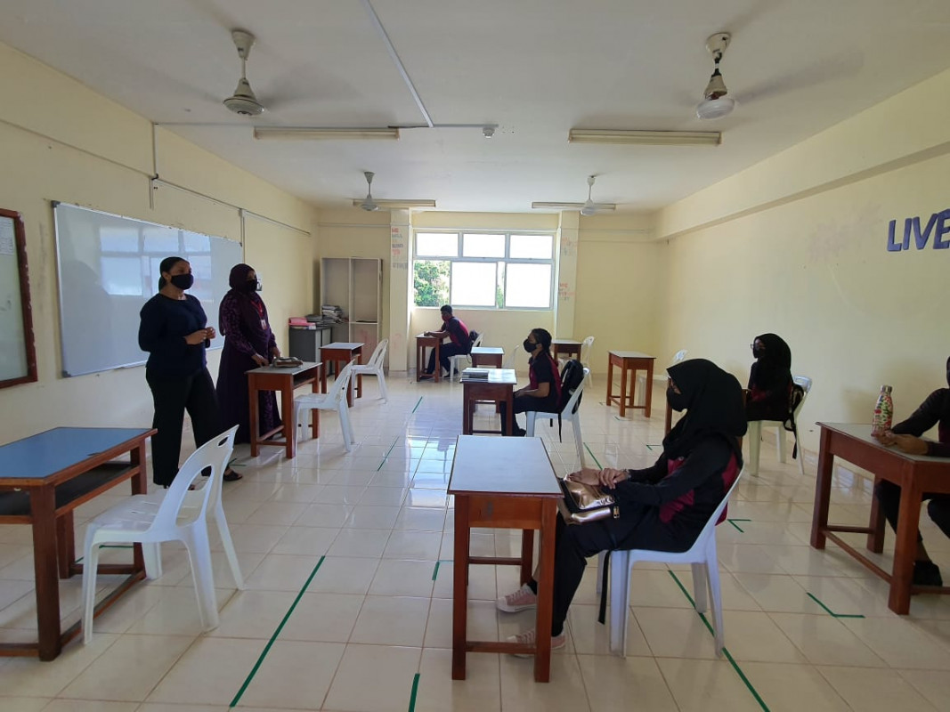 އަލަށް އެކުލަވާލި އޮނިގަނޑަށް ހިޖްރަ ކޮށްފައިވަނީ، ޕްރިންސިޕަލުން، ޑެޕިއުޓީ ޕްރިންސިޕަލުން، މުދައްރިސުން، ކުރީގައި އީޑީއޯ އަދި އީއޯގެ މަޤާމުގައި ތިބި މުވައްޒަފުން