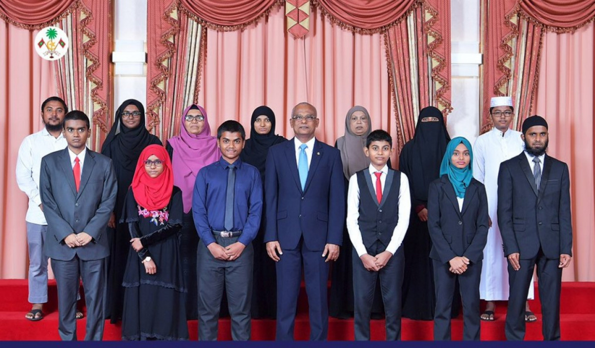 ކީރިތި ގުރުއާން ހިތު ދަސްކޮށްގެން ރައީސުލްޖުމްހޫރިއްޔާގެ ހާއްސަ އިނާމު ލިބިފައިވާ ފަރާތްތަކާއެކުގައި ރައީސް އިބްރާހީމް މުހައްމަދު ސޯލިހު