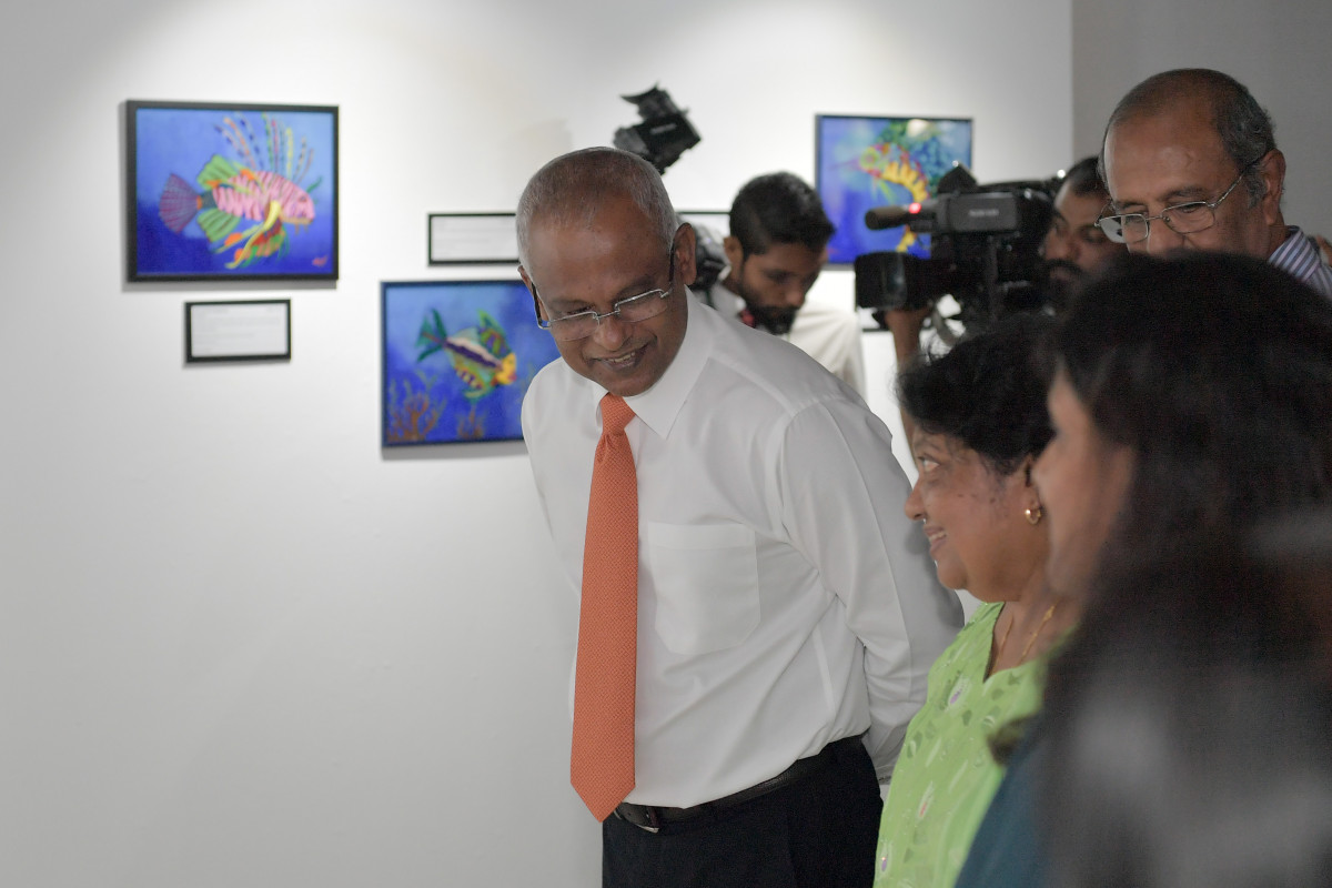 21 އޯގަސްޓް 2019 -- 'ދަ އަންޑަރ ވޯޓަރ ވޯލްޑް އޮފް މޯލްޑިވްސް' މައުރަޒު ހުޅުވުން، މި މައުރަޒު ހުޅުވައިދެއްވުމައްފަހު ރައީސްގެ ދެކަނބަލުން މައުރަޒު ބައްލަވައިލައްވަނީ -- ފޮޓޯ: ރައީސް އޮފީސް