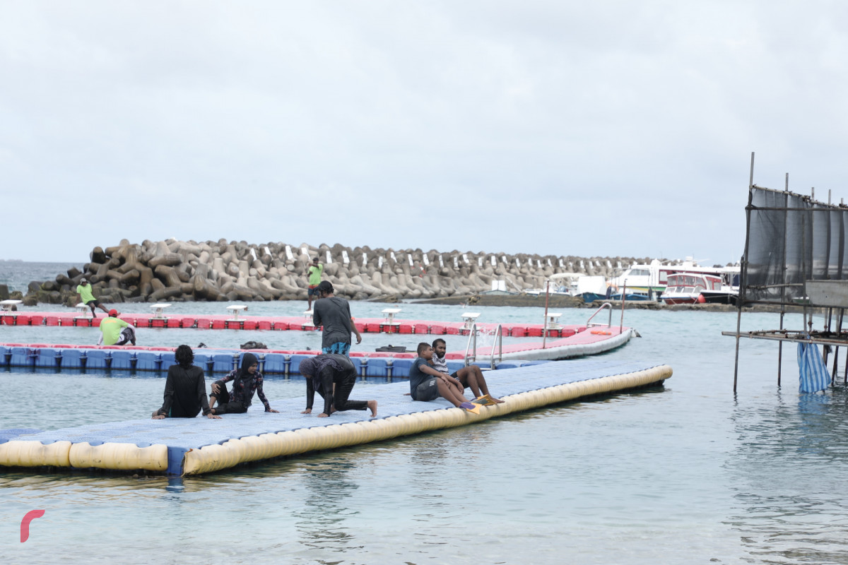 މާލެ ސުވިމިންގ ޓްރެކް ސަރަހައްދުގައި ބަޔަކު މޫދުގައި ހަރަކާތްތެރިވަނީ - ކަސްރަތުގެ ވަގުތުގައި މާސްކް ނެގުން އެޗްޕީއޭއިން ހުއްދަކޮށްފައިވޭ -- ފޮޓޯ: ރާއްޖެ.އެމްވީ