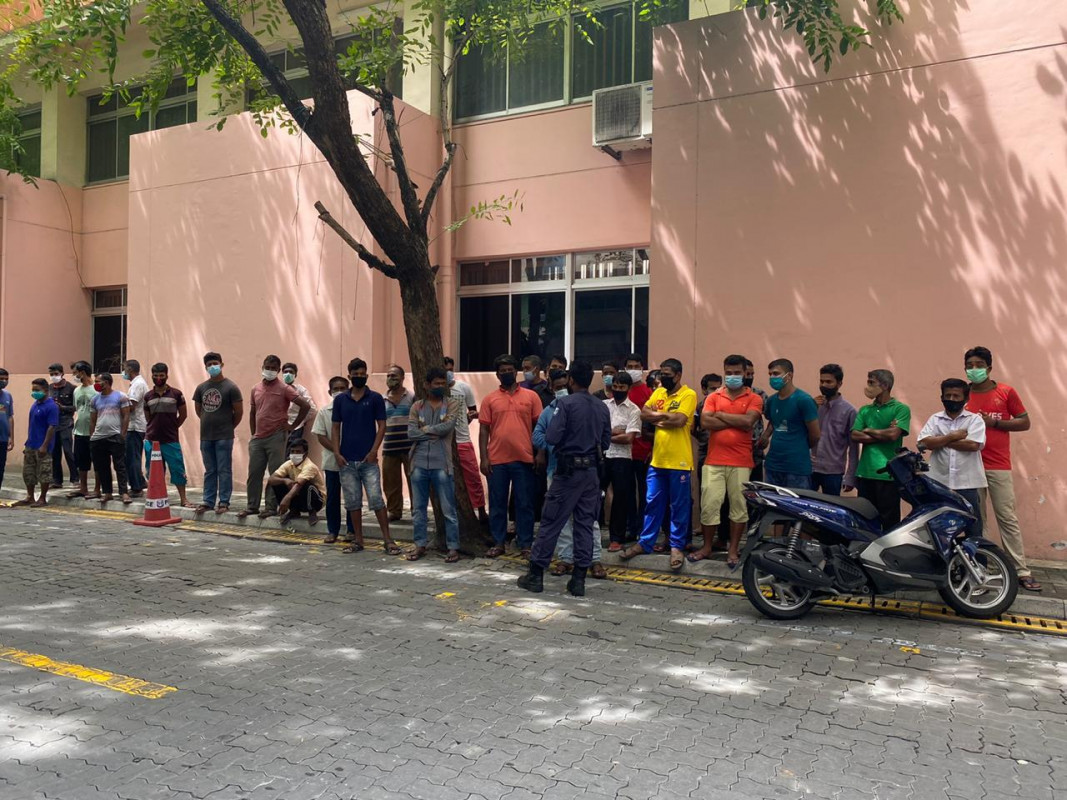 މުސާރަ ނުދޭ ކަމަށް ބުނެ ބިދޭސީން 03 އޮގަސްޓު 2020 ވަނަ ދުވަހު ކުރި މުޒާހަރާގެ ތެރެއިން - ފަހަކަށް އައިސް ބިދޭސީން ދަނީ މުޒާހަރާކޮށް ދައުލަތުގެ މުދަލަށް ވެސް ގެއްލުން ދެމުން - ފޮޓޯ: ރާއްޖެއެމްވީ