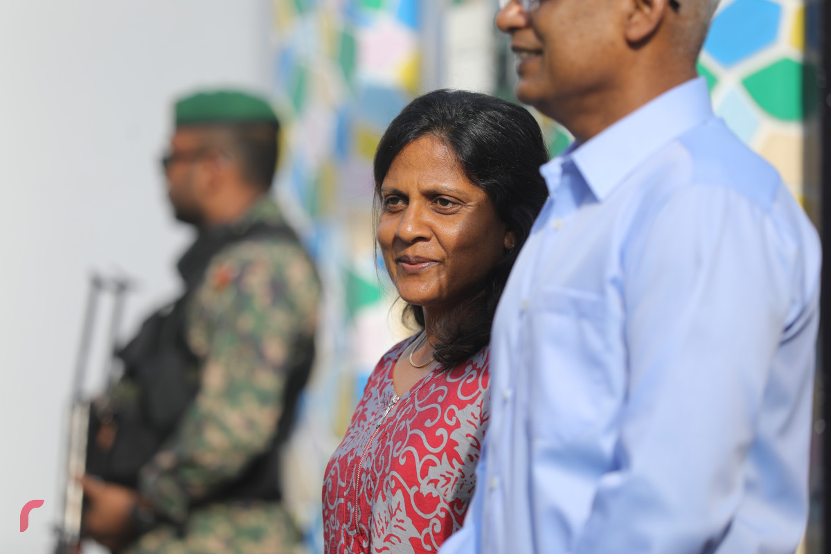 27 ޖުލައި 2019 --މިނިވަން ދުވަހުގެ ރަސްމީ ހިނގާލުމުގެ ތެރެއިން، ރައީސުލް ޖުމްހޫރިއްޔާ އިބްރާހިމް މުހައްމަދު ސާލިހް އާއި އަނބިކަނބަލުން ފަޒްނާ އަހްމަދު ޕެރޭޑް ބައްލަވައިލަނީ-- ފޮޓޯ: ޝުއައިބް މުހައްމަދު