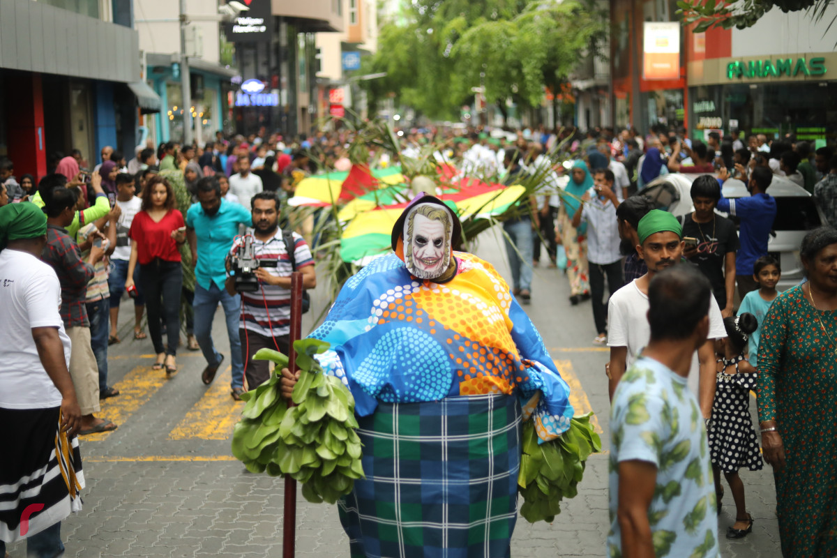 04 ޖޫން 2019 --މާލޭގައި މާލި ނެރުމުގެ ހަރަކާތުގެ ތެރެއިން، މި ހަރަކާތް ބަލާލުމަށް ގިނަ އަދަދެއްގެ މީހުން ވަނީ ޖަމާވެފައި-- ފޮޓޯ: ޝުއައިބް މުހައްމަދު