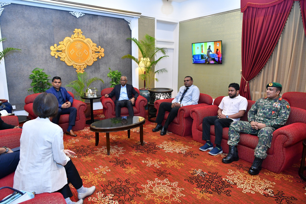 ޖަޕާނަށް ކުރައްވާ ރަސްމީ ދަތުރުފުޅެއްގައި ރައީސުލްޖުމްހޫރިއްޔާގެ ދެކަނބަލުން ފުރާވަޑައިގަތުން -  ޖަޕާނަކީ އދ. އާއި ބައިނަލްއަޤްވާމީ މުޖުތަމަޢުގެ މުހިންމު ބައިވެރިއަކަށްވުމުން ބައިނަލްއަޤްވާމީ އެކިއެކި މައިދާނުގައި ޖަޕާނުގެ އެހީތެރިކަން ރާއްޖެއަށް ލިބުމުގެ އިތުރުން ރާއްޖެއާ ޖަޕާނަކީ ބައިނަލްއަޤްވާމީ އެކިއެކި ކަންކަމުގައި ގުޅިގެން މަސައްކަތްކުރަމުން އަންނަ ރަހުމަތްތެރި ދެ ޤައުމުވެސްމެ -- ފޮޓޯ: ރައީސް އޮފީސް