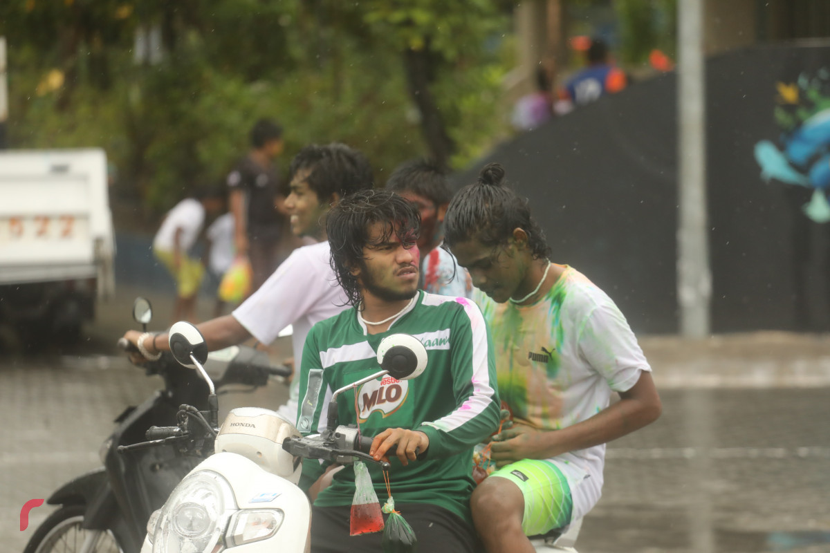 04 ޖޫން 2019 -- ރަސްފަންނު ސަރަހައްދުގައި މީހުން ފެންކުޅި ކުޅުމާއި މޫދަށް އެރުމުގައި-- ފޮޓޯ: ޝުއައިބް މުހައްމަދު