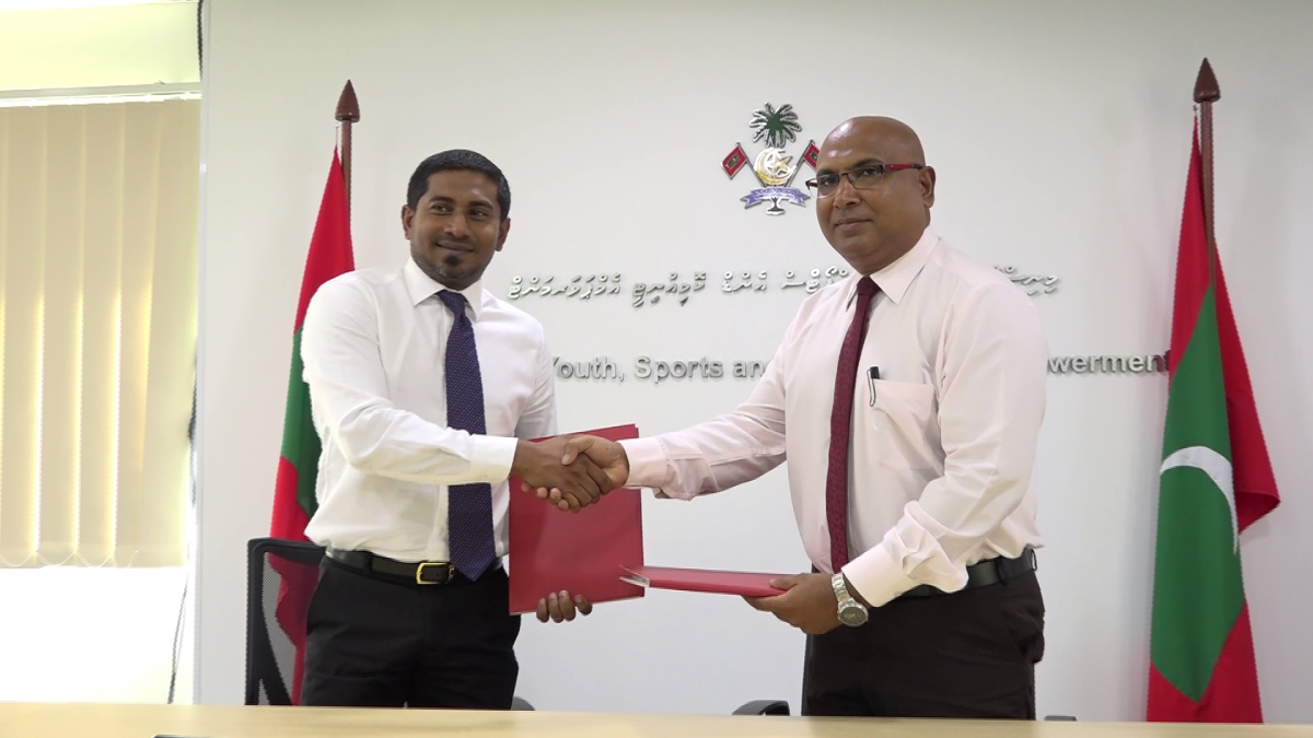 ޔޫތް ކޮމްޕްލެކްސް އެގްރިމެންޓްގައި ސޮއި ކުރުމުގެ ތެރެއިން