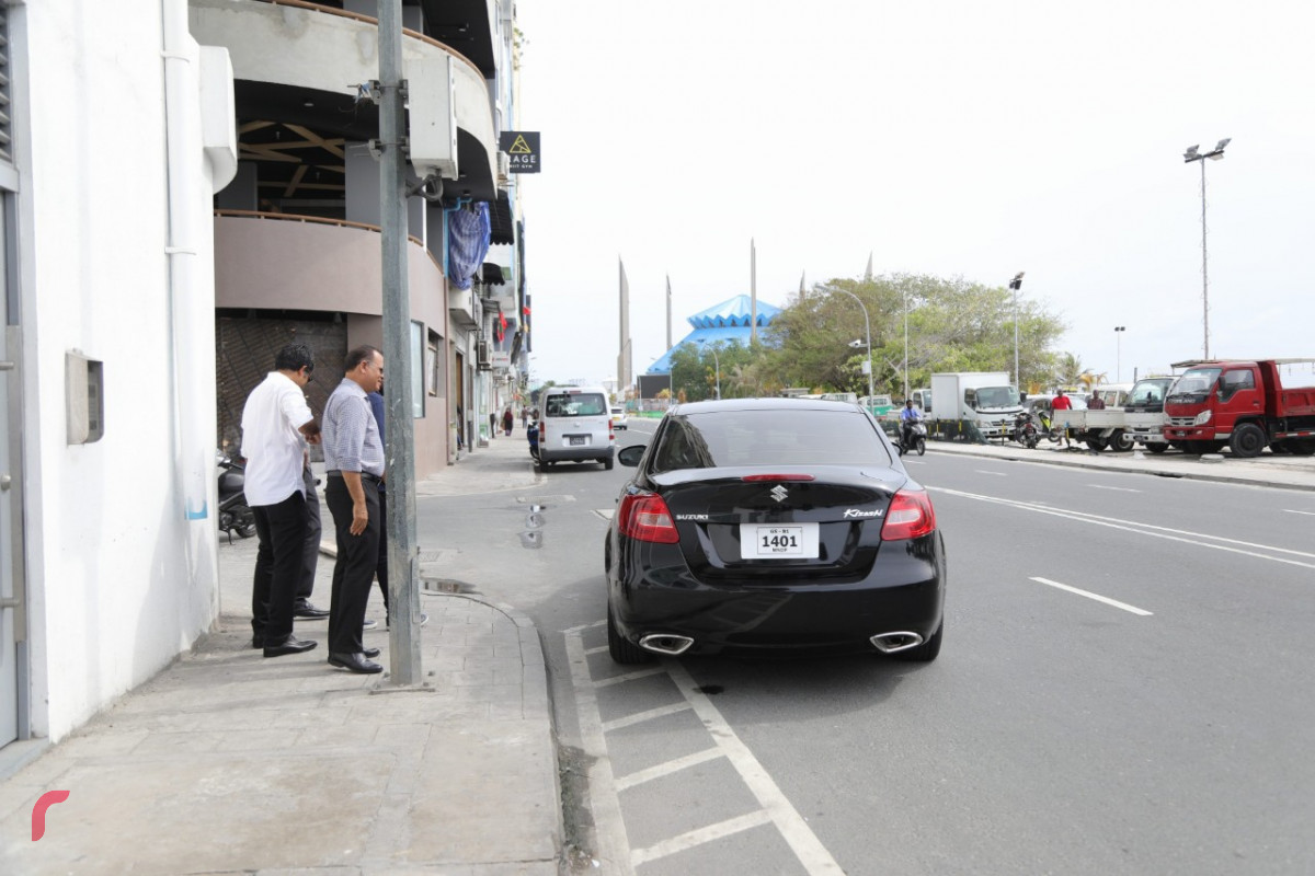 22 އޯގަސްޓް 2019 --ރައީސް އަބްދުﷲ ޔާމިން ކޯޓަށް ހާޒިރުވެވަޑައިގަތުމަށް ގެއިން ނިކުމެވަޑައިގެން އެމަނިކުފާނުގެ ސަޕޯޓަރުންނާއި ސަލާމް ކުރެއްވުމަށްފަހު ކާރަށް އަރުއްވަނީ -- ފޮޓޯ: ޝުއައިބް މުހައްމަދު