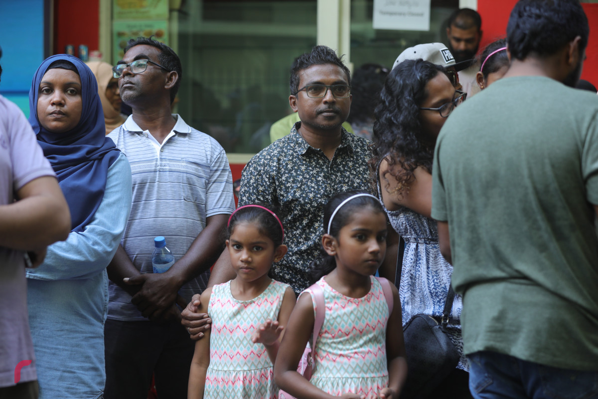 27 ޖުލައި 2019 --ގިނަ އަދަދެއްގެ ކުޑަކުދިންނާއި ބޮޑެތި މީހުން މިނިވަން ކަމާއެކީ މަގުތައް މައްޗައް ނިކުމެ އުފާފާޅުކުރަނީ-- ފޮޓޯ: ޝުއައިބް މުހައްމަދު