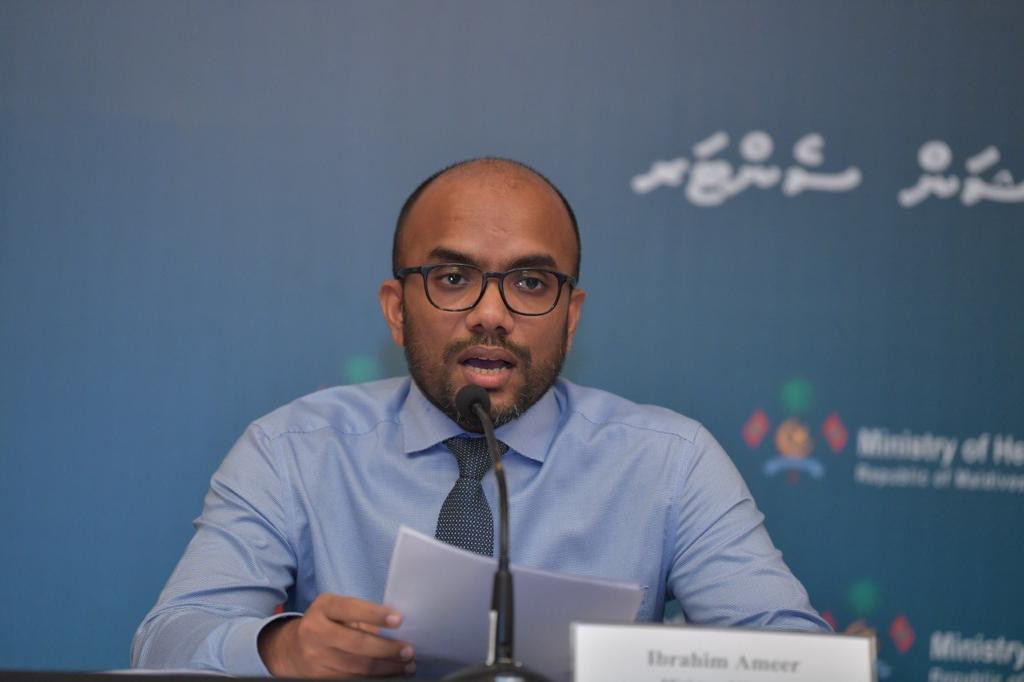 ނޭޝަނަލް އިމަރޖެންސީ އޮޕަރޭޝަންސް ސެންޓަރ ބޭއްވި ނޫސްވެރިންގެ ބައްދަލުވުމުގައި ފިނޭންސް މިނިސްޓަރު އިބްރާހިމް އަމީރު ވާހަކަދައްކަވަނީ