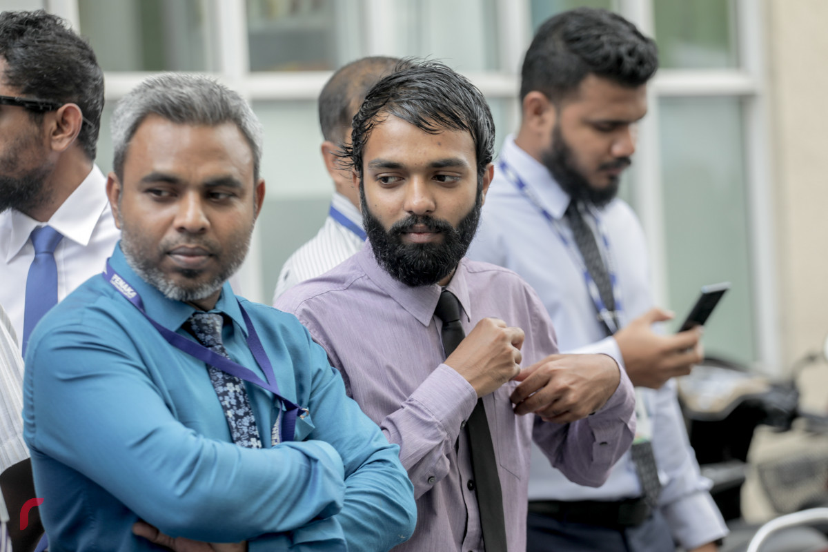 1 ޖުލައި 2019 --ފެނަކަ ކޯޕަރޭޝަންގެ މުއައްޒަފުން ކުރަޕްޝަނައާއި ދެކޮޅަށް ސޮއިކުރުމަށް ބޭއްވި ހަރަކާތުގެ ތެރެއިން. ފެނަކައިގެ ހުރިހާ މުވައްޒަފުން ވަނީ މި އިގުރާރުގައި ސޮއިކޮށްފައި.-- ފޮޓޯ: ޝުއައިބް މުހައްމަދު