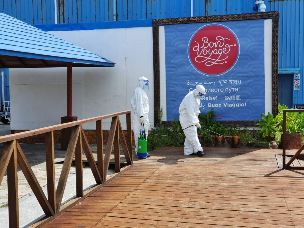 ބައްޔަށް ޕޮޒިޓްވެފައިވާ ބައެއް ފަރާތްތައް ބޯޓުން ބޭލުމަށްފަހު، އެ ފަރާތްތައް ހިނގި މަގުތައް ޑިސްއިންފެކްޓްކުރުމުގެ މަސައްކަތް ކުރިއަށްގެންދަނީ -- ފޮޓޯ: ރާއްޖެ.އެމްވީ