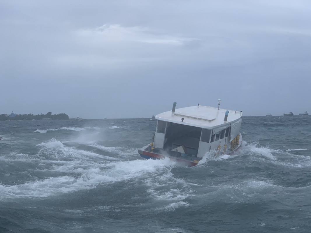 ކަނޑުގަދަ ދުވަހެއްގައި ލޯންޗެއް ދުއްވާފައިދަނީ