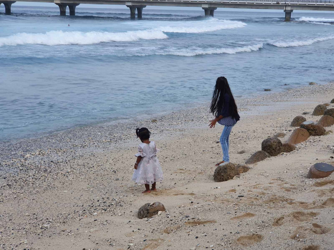 ރާޅުގަނޑު ސަރަހައްދު އަތިރިމަތީގައި ދެ ކުއްޖަކު މަޑުކޮށްލައިގެން - ބޭރަށް ނުކުމެ އުޅެން ލުއިތަކެއް ލިބުމުން، ކުދިންތައް އެންމެ ބޮޑަށް ދާހިތްވެފައި ތިބި އެއްތަނަކީ ބީޗް - ފޮޓޯ: ރާއްޖެއެމްވީ