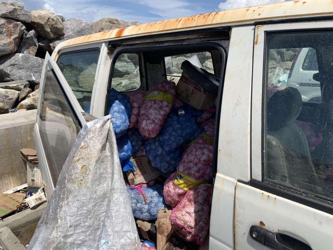 އިންޑަސްޓްރިއަލް ވިލެޖް ސަރަހައްދުގައި ޕާކުކޮށްފައިވާ ވެހިކަލެއްގެ ތެރޭގައި ލޮނުމެދު ބަސްތާތަކެއް - ފޮޓޯ: ރާއްޖެއެމްވީ