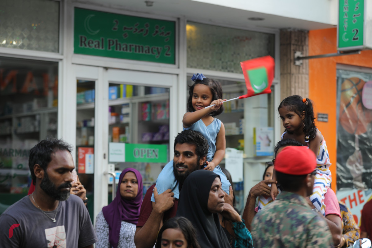 27 ޖުލައި 2019 -ކުޑަކުއްޖަކު މިނިވަން ކަމާއި އެކުގައި ދިވެހި ދިދަ ވިހުރުވަނީ-- ފޮޓޯ: ޝުއައިބް މުހައްމަދު