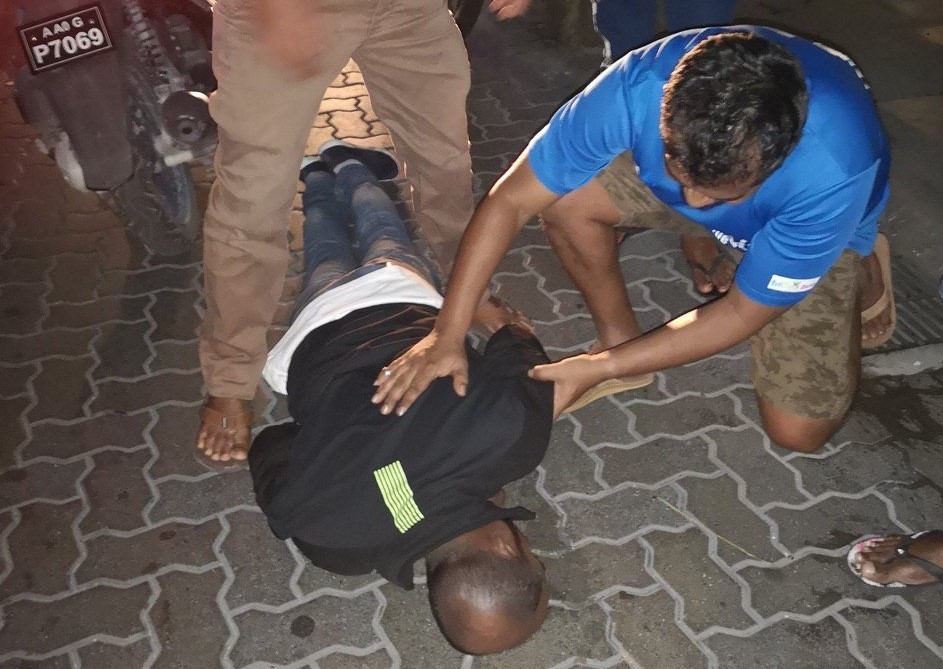 މާލޭގައި ހިނގި އެކްސިޑެންޓެއްގައި މީހަކަށް އެހެން މީހަކު އެހީތެރިވެދެނީ