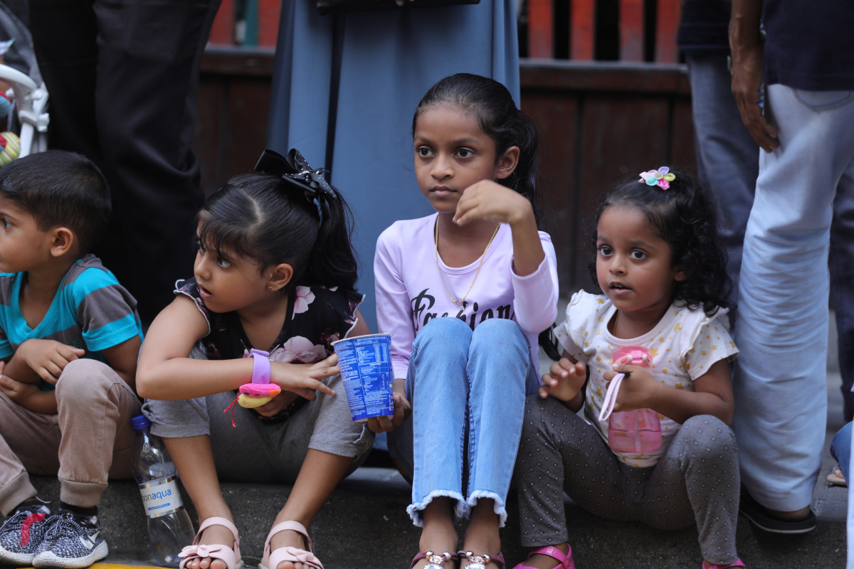 27 ޖުލައި 2019 --ގިނަ އަދަދެއްގެ ކުޑަކުދިންނާއި ބޮޑެތި މީހުން މިނިވަން ކަމާއެކީ މަގުތައް މައްޗައް ނިކުމެ އުފާފާޅުކުރަނީ-- ފޮޓޯ: ޝުއައިބް މުހައްމަދު