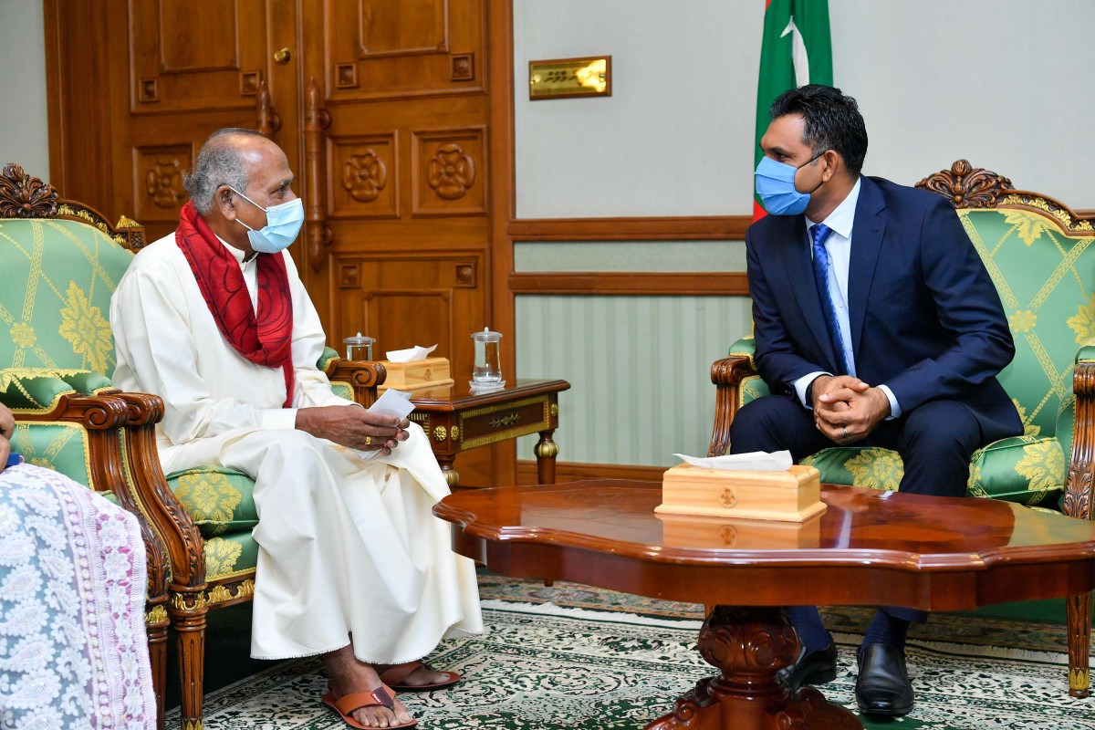 ރައީސް އޮފީހުގައި ބުރާސްފަތި ދުވަހު ބޭއްވި ބައްދަލުވުމުގެ ތެރެއިން، ނައިބު ރައީސް ލަންކާއިން ރާއްޖެއަށް ކަނޑައަޅުއްވާފައި ހުންނަވާ ސަފީރާއި ވާހަކަދައްކަވަނީ