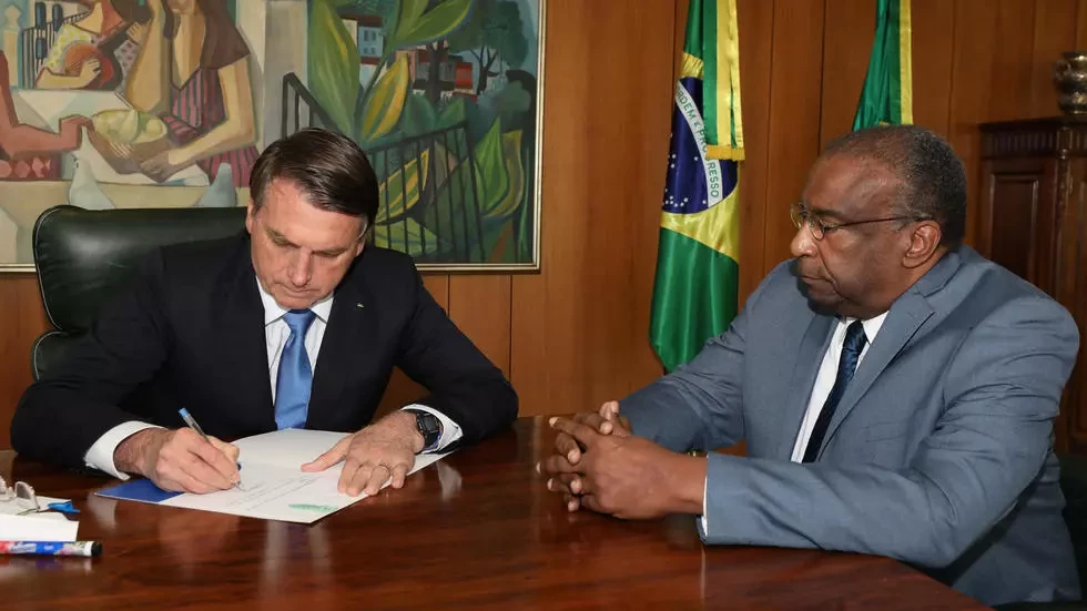 ބްރެޒިލްގެ ރައީސް ޖެއި ބޮލްސޮނާރޯ އަދި އިސްތިއުފާ ދެއްވި އެޑިއުކޭޝަން މިނިސްޓަރ