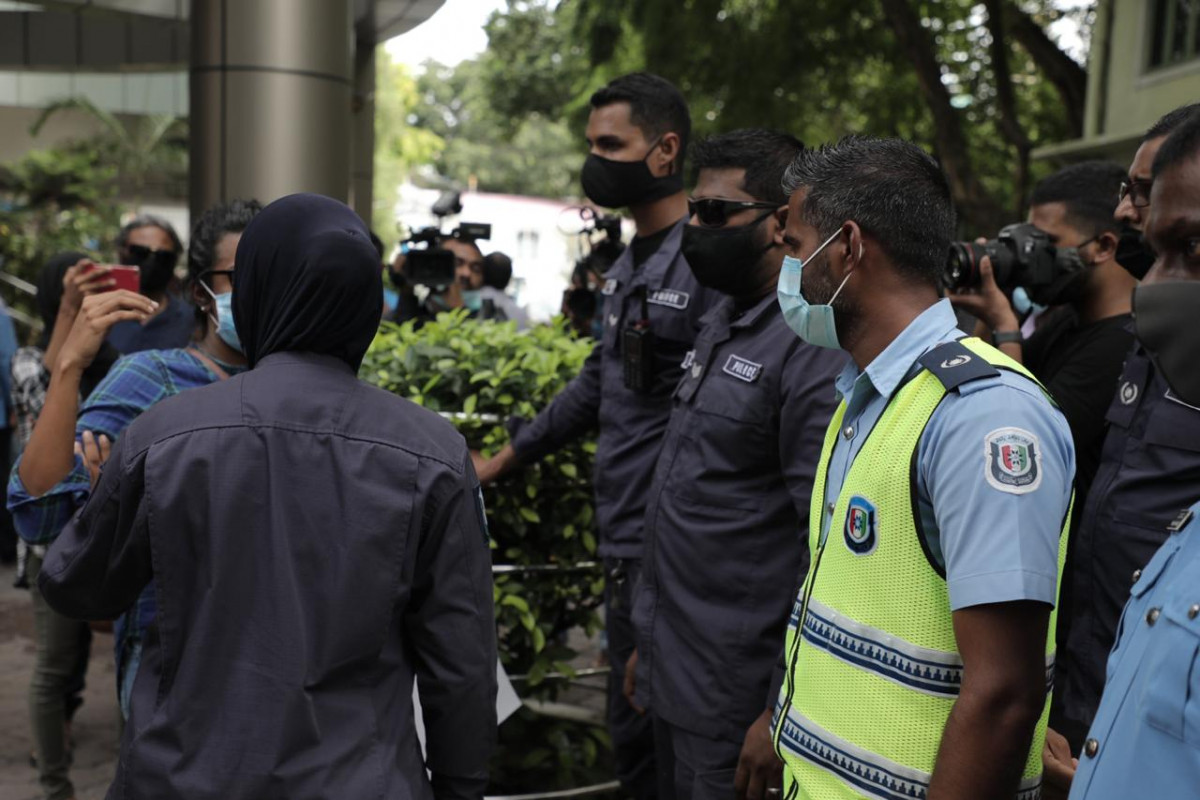 އަންހެނުންނާއި ކުޑަކުދިންނަށް ކުރާ ޖިންސީ އަނިޔާއާއި ދެކޮޅަށް ވޮއިސް އޮފް ޗިލްޑްރަންސްގެ ފަރާތުން ކުރިއަށް ގެންދިއަ މުޒާހަރާގެ ތެރެއިން ފުލުހުން މަޑުކޮށްލައިގެން - ފަހަކަށް އައިސް އަންހެނުންނަށް ކުރާ ޖިންސީ ފުރައްސާރަ އިތުރުވެފައިވާއިރު، ކުޑަކުދިން ރޭޕްކުރުމުގެ އެތައް މައްސަލައެއް ވަނީ ފެންމަތިވެފައި  - ފޮޓޯ: ރާއްޖެއެމްވީ