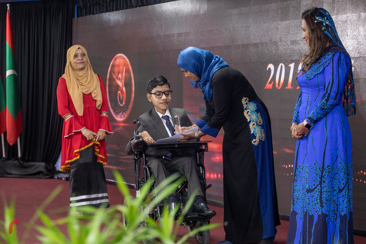 8 ޖުލައި 2019 --ރިވެލި އެވޯޑު ދިނުން. ޖެންޑަރ މިނިސްޓަރ ޝިދާތާ ޝަރީފް އެވޯޑް ދެއްވަނީ- ފޮޓޯ: ޝުއައިބް މުހައްމަދު