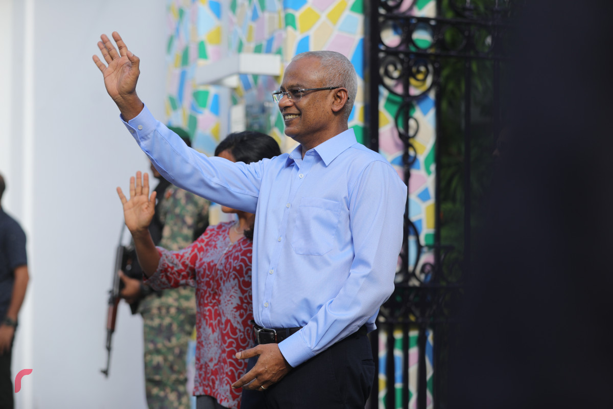 27 ޖުލައި 2019 --މިނިވަން ދުވަހުގެ ރަސްމީ ހިނގާލުމުގެ ތެރެއިން، ރައީސުލް ޖުމްހޫރިއްޔާ އިބްރާހިމް މުހައްމަދު ސާލިހް އާއި އަނބިކަނބަލުން ފަޒްނާ އަހްމަދު ޕެރޭޑް ބައްލަވައިލަނީ-- ފޮޓޯ: ޝުއައިބް މުހައްމަދު