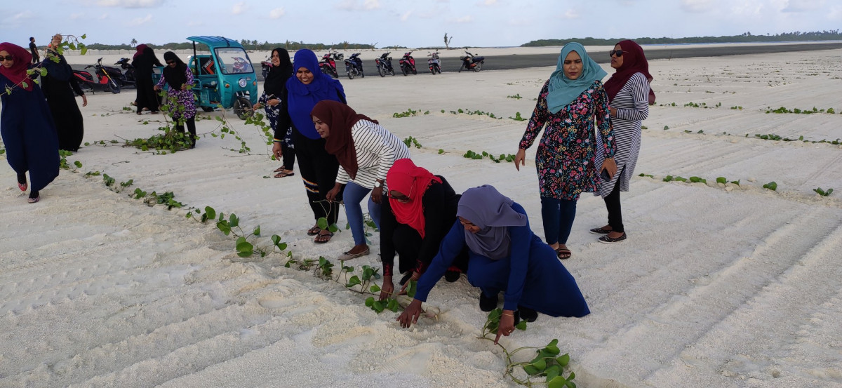 ހޯރަފުށި އެއަރޕޯޓް ފެހިކުރުމަށް ތަނބުރުވެޔޮ އިންދަނީ - ހޯރަފުށި ކައުންސިލާއި، މުއައްސަސާތަކާއި ކުންފުނިތަކާއި، ރަށުގެ ރައްޔިތުން ގުޅިގެން ކުރިއަށް ގެންދާ މި ހަރަކާތަށް ބޮޑު އެއްބާރުލުމެއް ލިބޭ -- ފޮޓޯ: ހޯރަފުށި ކައުންސިލް