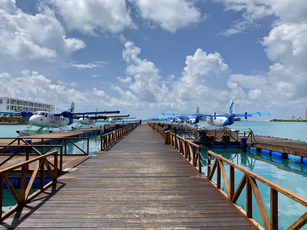 ރަށްރަށް ކުރަންޖެހޭ ކުއްލި ދަތުރުތަކާއި، ސާމްޕަލްތައް ރަށްރަށުގެ ގެނައުމާއި، ކަރަންޓީން އަދި އައިސޮލޭޝަން ފެސިލިޓީތަކުން ނަގާ ސާމްޕަލްތައްވެސް ގެންނަނީ މޯލްޑވިއަންގެ ސީޕްލޭންތަކުގައި -- ފޮޓޯ: ރާއްޖެ.އެމްވީ