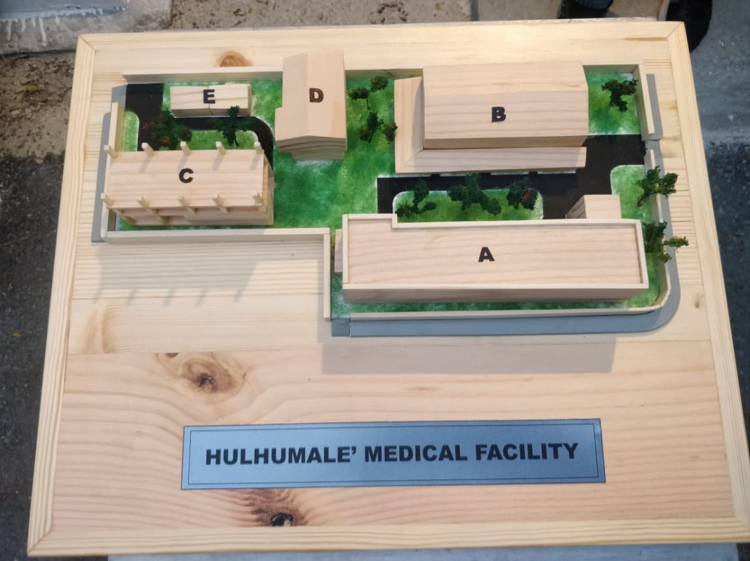 ހުޅުމާލެ މެޑިކަލް ފެސިލިޓީގެ މޮޑެލް - މިއީ ފަސް އިމާރާތެއްގެ މައްޗަށް އެކުލެވިފައިވާ، އެއްފަހަރާ 300 މީހުންނަށް ފަރުވާދެވޭނެ ފެސިލިޓީއެެއް - ފޮޓޯ: އެމްއެންޑީއެފް