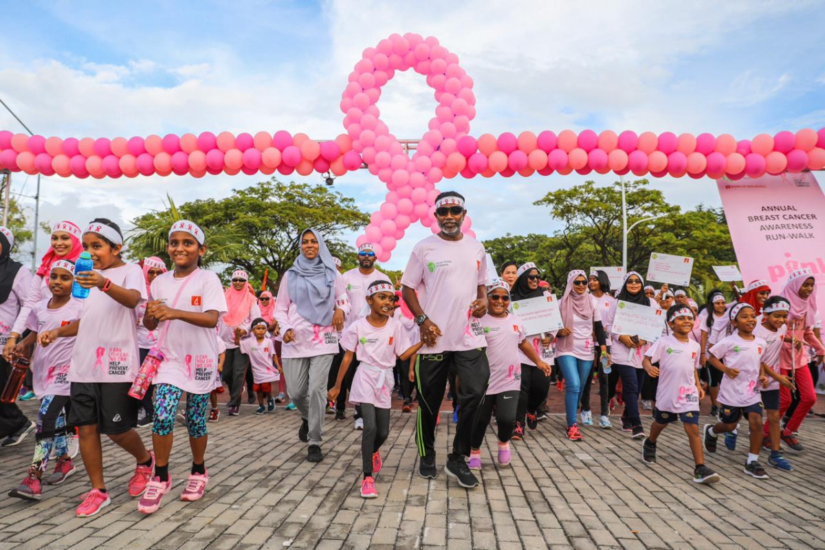 ކެންސަރ ސޮސައިޓީ އޮފް މޯލްޑިވްސް އިން އިސްނަގައިގެން ބީއެމްއެލް އާ ގުޅިގެން ބޭއްވި "ޕިންކް ރިބަން ރަން ވޯކް" ކާމިޔާބުކަމާއެކު ނިންމާލުން -- ފޮޓޯ: ބީއެމްއެލް