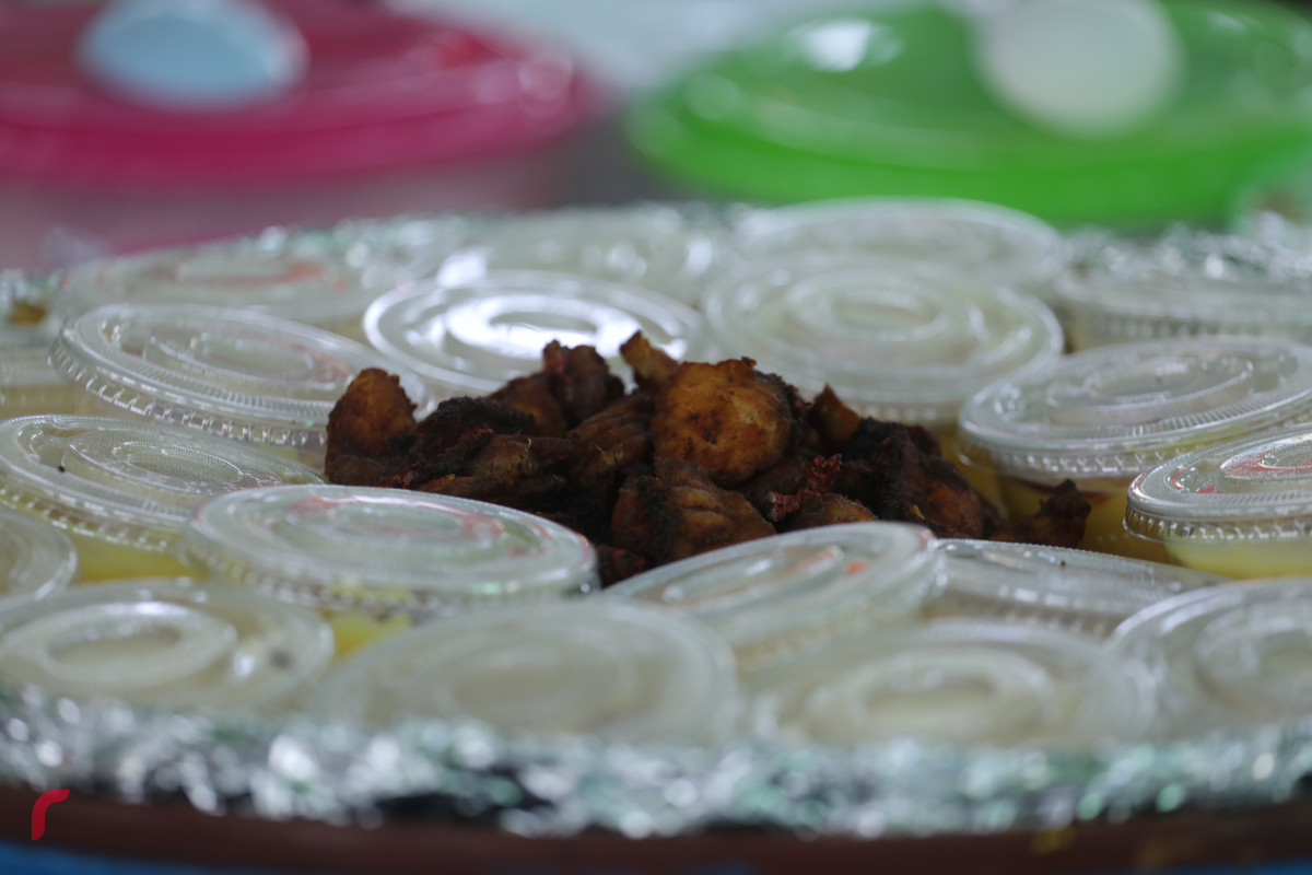 11 އޮގަސްޓު 2019/ ހއ.ހޯރަފުށި --ރށުގެ އެންމެން އެކުގައި މެންދުރުގެ ކެއުމަށް އިންސާފު ކުރަނީ. މި ޖާފަތުގައި ގިނަ އަދަދެއްގެ މީހުން ވަނީ ބައިވެރި ވެފަ-- ފޮޓޯ: ޝުއައިބް މުހައްމަދު