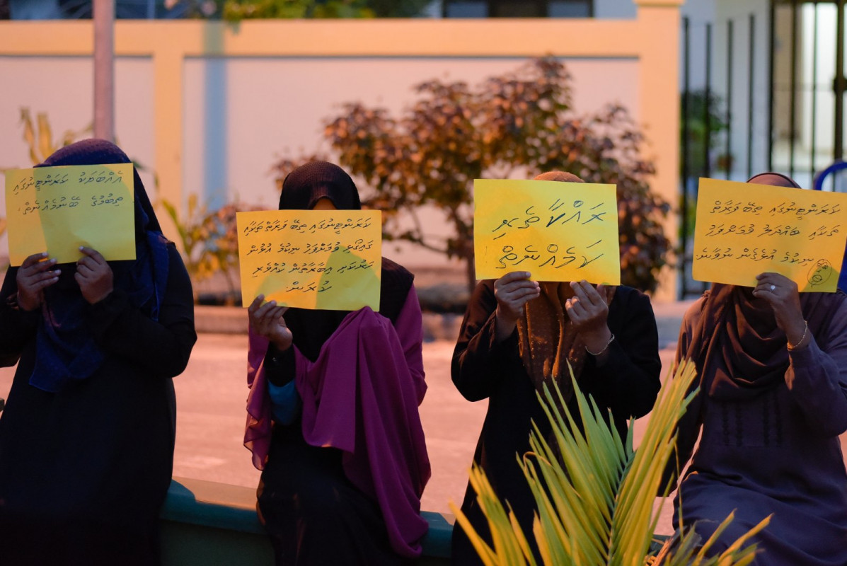 ށ. ފުނަދޫ އަމާން ހިޔާ ކުރިމަތީގައި އާންމުން މުޒާހަރާ ކުރަނީ