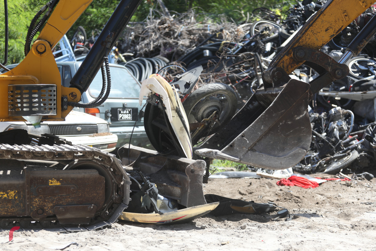 15 ޖޫން 2019 -- ޓޯކޮށްފައިވާ ބައެއް ވެހިކަލްތައް ނައްތާލަނީ-- ފޮޓޯ: ޝުއައިބް މުހައްމަދު