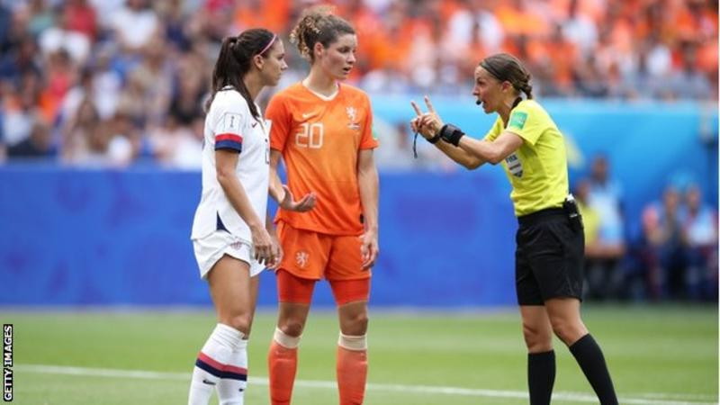 ސްޓެފަނީ އަންހެން ވޯލްޑް ކަޕްގައި ރެފްރީކަން ކުރަނީ