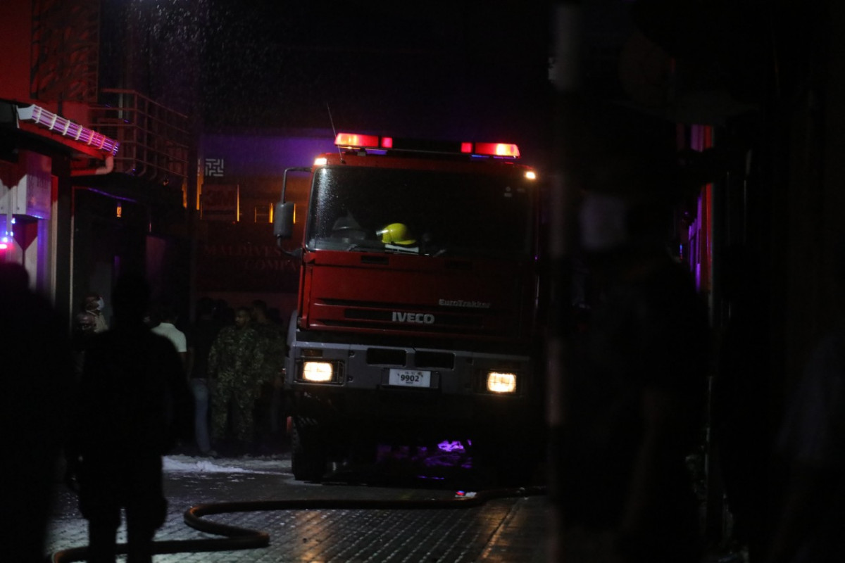 ހެންވޭރު އަބަދަށްފެހި މަގުގައި ހުރި ގެތަކެއްގައި ރޯވެ އަނދަމުންދާ މަންޒަރު. އެމްއެންޑީއެފުގެ އަލިފާން ނިއްވާ ޓީމުތަކާއި ފުލުހުންވެސް ދަނީ އެ ސަރަހައްދުގައި ހަރަކާތްތެރިވަމުން. އަލިފާންގަނޑު ވަރަށް ބޮޑަށް ފެތުރި ދުމުގެ އަސަރު އެ ސަރަހައްދުގެ ގެތަކަށްވެސް ދަނީ ކުރަމުން،