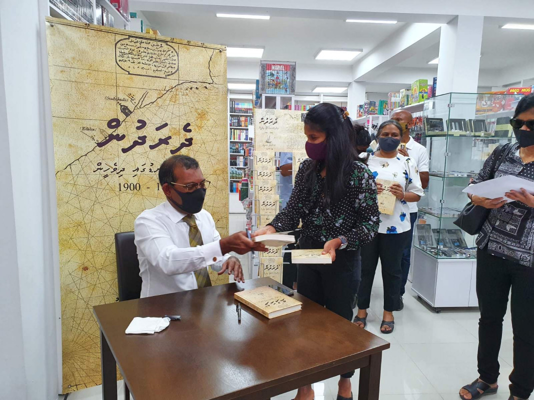 ރައީސް ނަޝީދު ލިޔުއްވި ދެރަދުން ފޮތް - ފޮތް ނެރުއްވުމާއި އެކު އެމްޑީޕީގެ ގިނަ މެންބަރުން ވަނީ މި ފޮތް ގަނެފައި - ފޮޓޯ: ރާއްޖެއެމްވީ