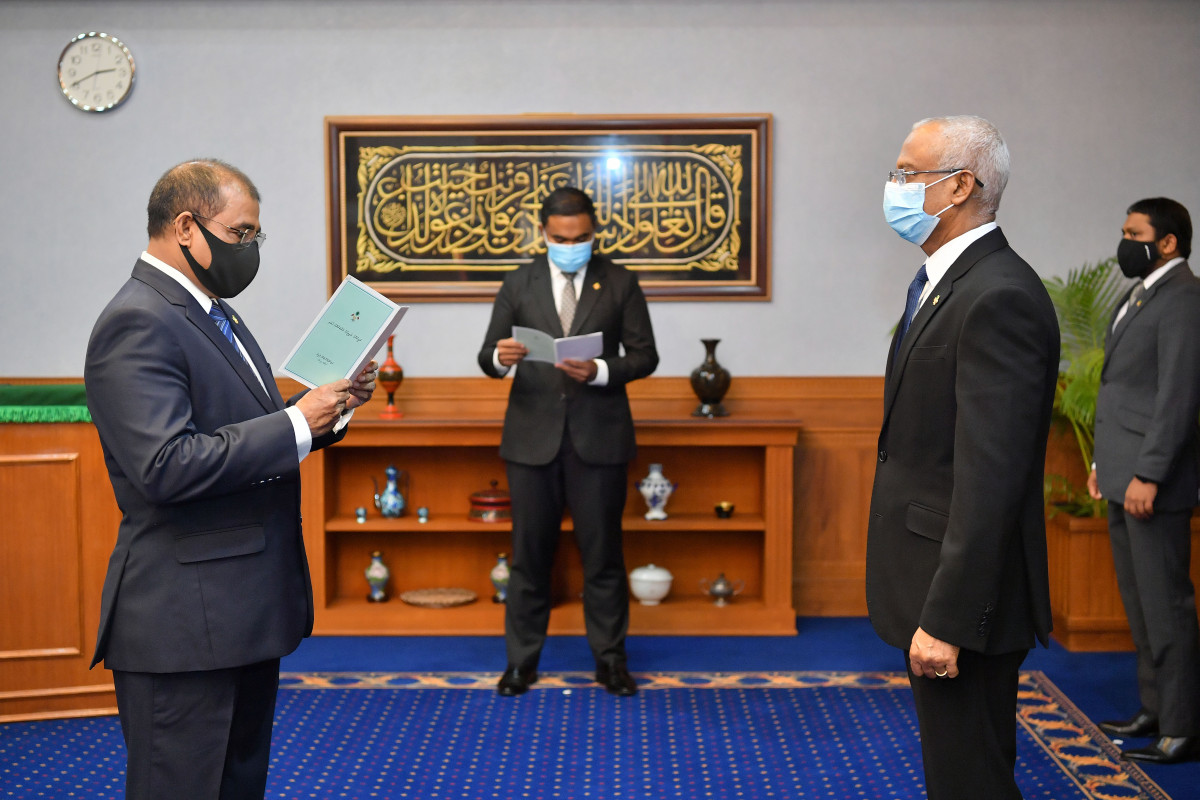 ޓޫރިޒަމް މިނިސްޓަރުކަމަށް ޑރ. މައުސޫމް އައްޔަންކުރެއްވުން - ހުވައިލައިދެއްވީ، ދިވެހިރާއްޖޭގެ ސުޕްރީމް ކޯޓުގެ ފަނޑިޔާރު އަލްއުސްތާޛު މަޙާޒު ޢަލީ ޒާހިރު -- ފޮޓޯ: ރައީސް އޮފީސް