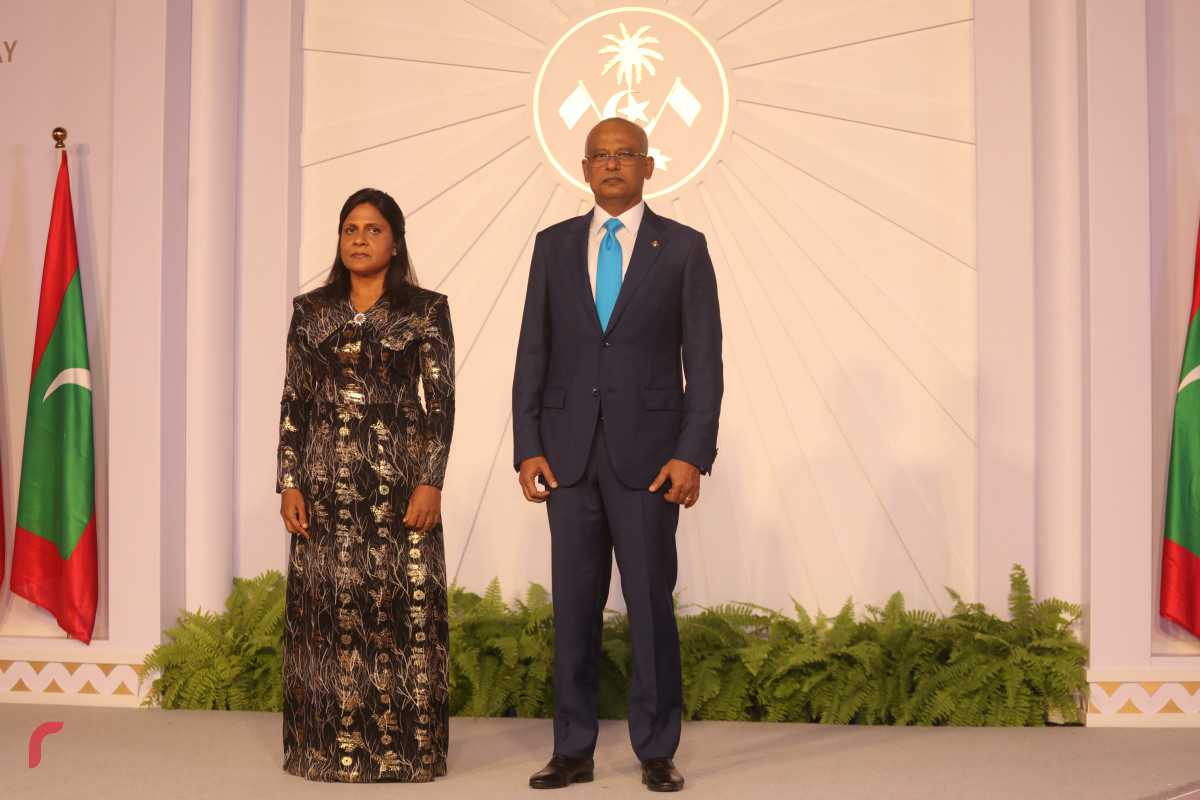 25 ޖުލައި 2019 --މިނިވަން ދުވަހުގެ ރަސްމީ ބައްދަލުކުރެއްވުމުގެ ތެރެއިން، ރައީސުލް ޖުމްހޫރިއްޔާ އިބްރާހިމް މުހައްމަދު ސޯލިހް އާއި އަނބިކަނބަލުން ފަޒުނާ އަހްމަދު-- ފޮޓޯ: ޝުއައިބް މުހައްމަދު