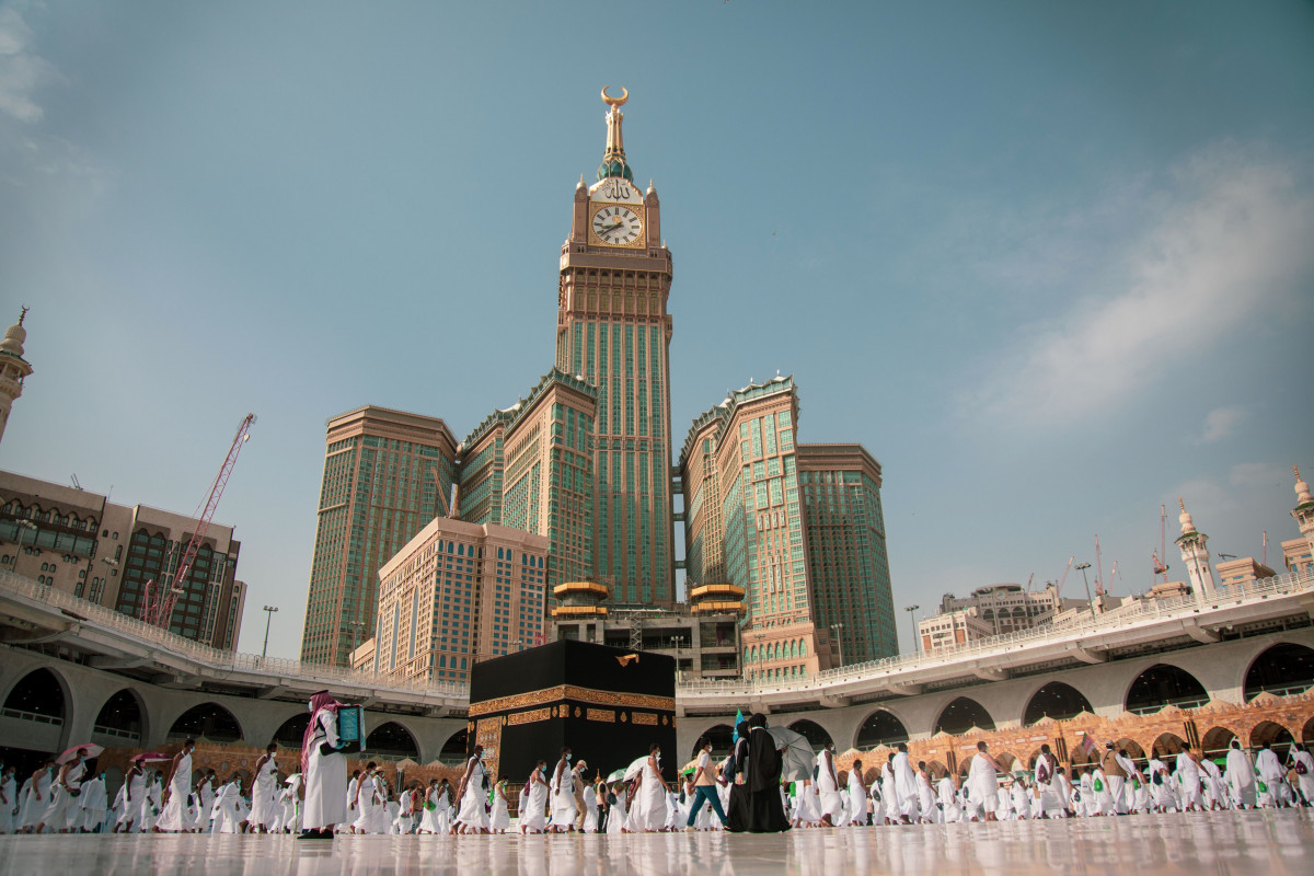 ހައްޖު 1441 - ކޮވިޑް-19ން ރައްކާތެރި ވުމަށް އަޅާފައިވާ ވަރުގަދަ ފިވަޅުތަކާއެކު ކުރިއަށްދިޔަ ހައްޖުގެ އަޅުކަމުގައި ހައްޖާޖީން ގެފުޅު ވަށައިގެން ތަވާފަކުރަނީ - ފޮޓޯ: ސައުދީ ގެޒެޓް