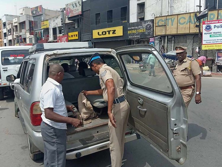 އިންޑިއާ ފުލުހުން ކާރެއް ބަލާފާސްކުރަނީ