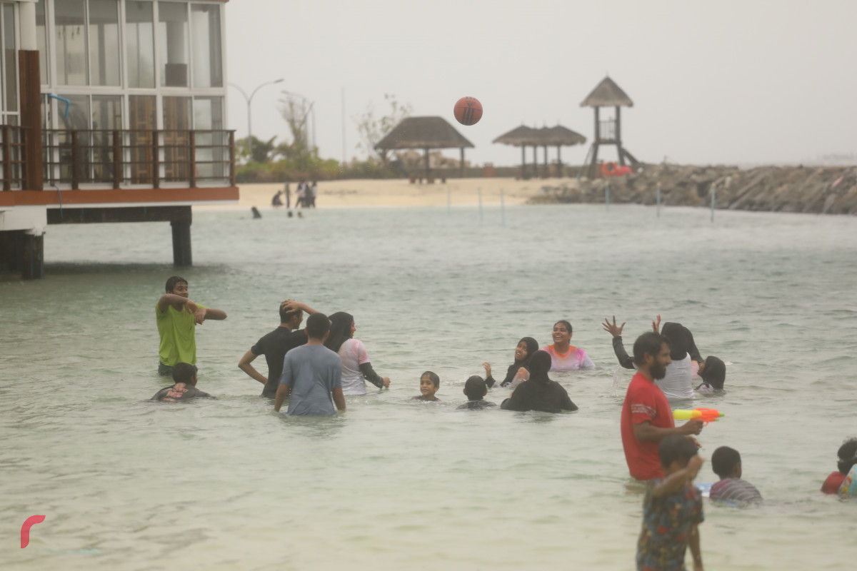 04 ޖޫން 2019 -- ރަސްފަންނުގައި މީހުން ފެންކުޅި ކުޅުމާއި މޫދަށް އެރުމުގައި-- ފޮޓޯ: ޝުއައިބް މުހައްމަދު