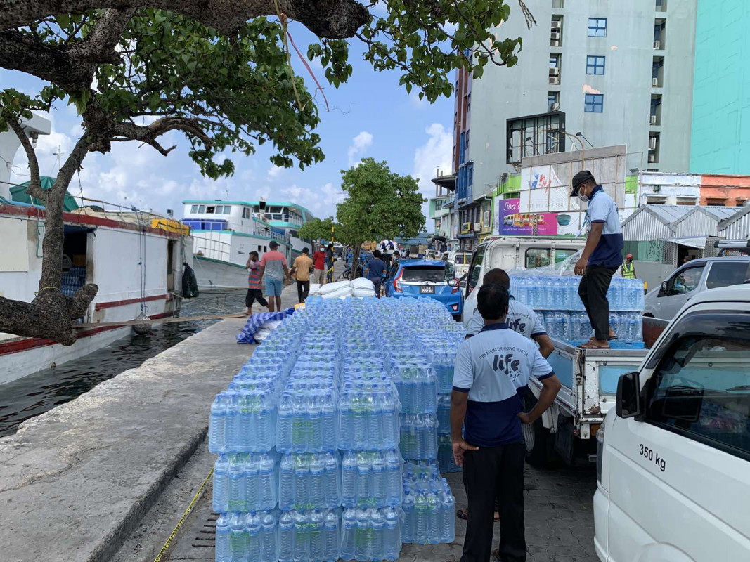 ފެންކޭސްތަކެއް ބޯޓުފަހަރަށް ބަރުކުރުމުގެ މަސައްކަތުގައި މުވައްޒަފުންތަކެއް - ފޮޓޯ: ރާއްޖެއެމްވީ