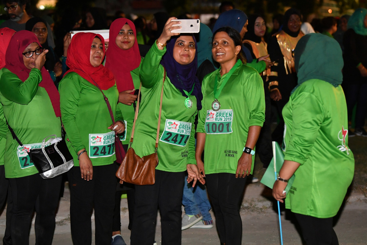 6 ޖުލައި 2019 --ކަލާފާން ސްކޫލްގެ ގްރީން ރަންގައި ރައީސުލްޖުމްހޫރިއްޔާގެ އަނބިކަނބަލުން ފަޒްނާ އަހްމަދު އެ ސުކޫލުގެ ބެލެނިވެރިން ތަކަކާއެކު ސެލްފީ ނަންގަވަނީ-- ފޮޓޯ: ރައީސް އޮފީސް