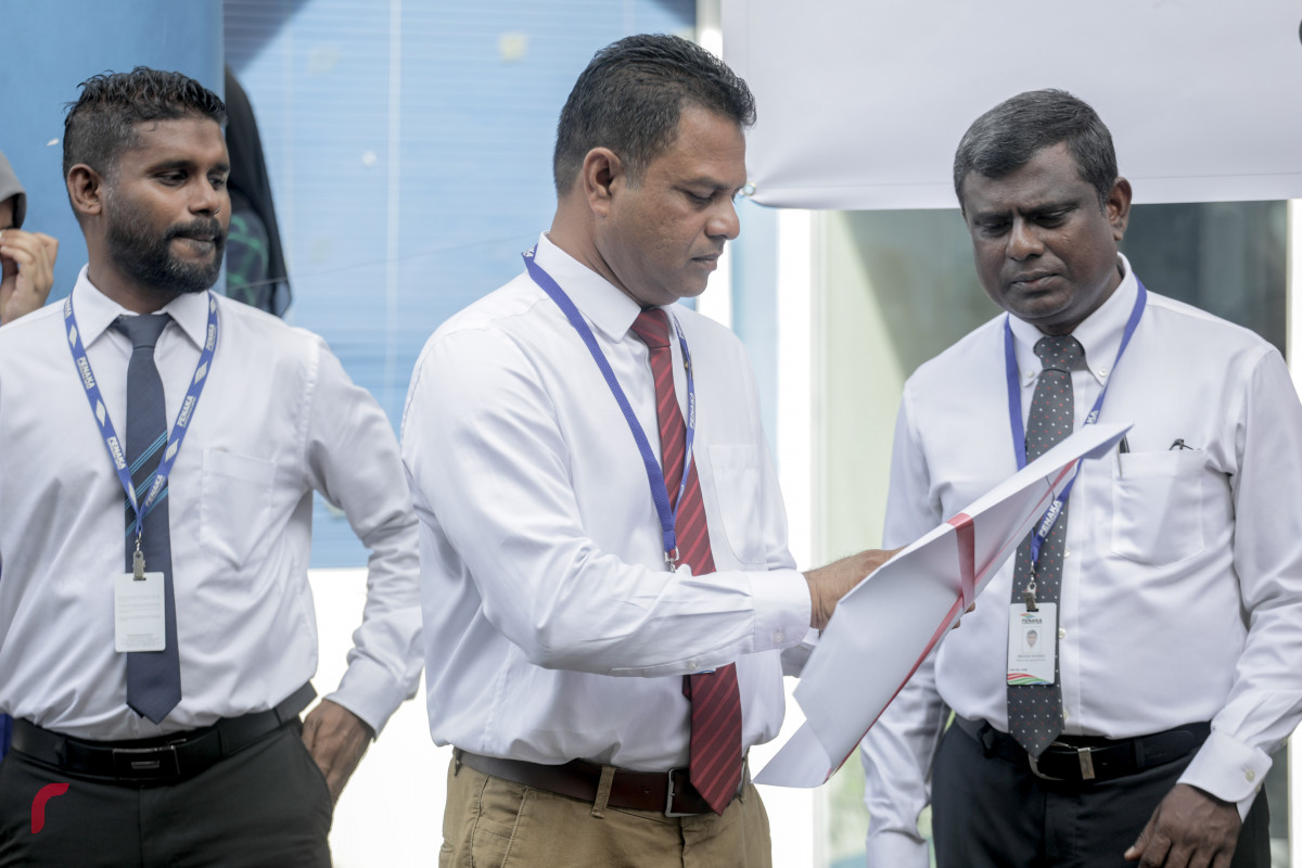 ފެނަކަ ކޯޕަރޭޝަންގެ މެނޭޖިން ޑިރެކްޓަރު އަހުމަދު ސައީދާއި، ޑީއެމްޑީ ފެނަކައިގެ ބައެއް މުއައްޒަފުންނާއެކު