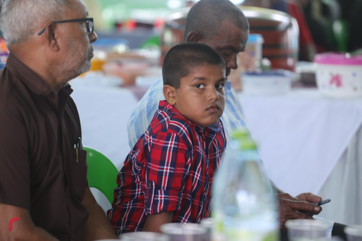 11 އޮގަސްޓު 2019/ ހއ.ހޯރަފުށި --ރށުގެ އެންމެން އެކުގައި މެންދުރުގެ ކެއުމަށް އިންސާފު ކުރަނީ. މި ޖާފަތުގައި ގިނަ އަދަދެއްގެ މީހުން ވަނީ ބައިވެރި ވެފަ-- ފޮޓޯ: ޝުއައިބް މުހައްމަދު