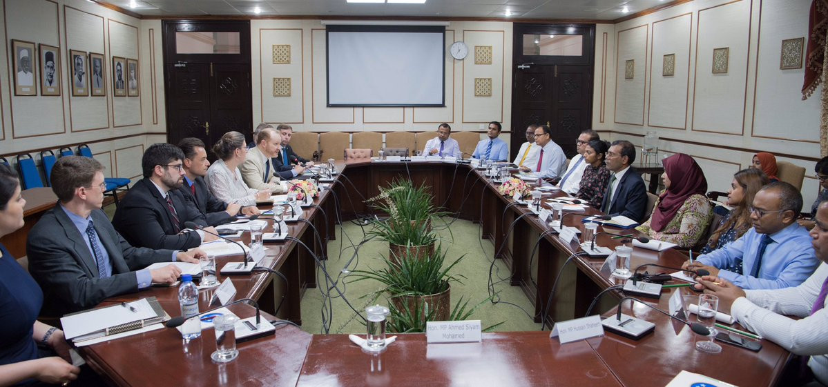 11 ޖުލައި 2019 --އެމެރިކާގެ ސްޓޭޓް ޑިޕާޓްމަންޓުގެ ކައުންޓަރ ޓެރަރިޒަމް ބިއުރޯގެ ޑެޕިޔުޓީ ކޯޑިނޭޓަރއާ، މަޖިލިހުގެ ރައީސް ބައްދަލުކުރެއްވުން-- ފޮޓޯ: ރައްޔިތުންގެ މަޖިލިސް